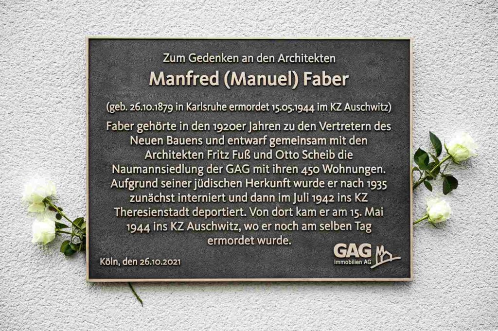 Dieses Foto zeigt die Gedenktafel für Manfred Faber am Tag der feierlichen Einweihung.