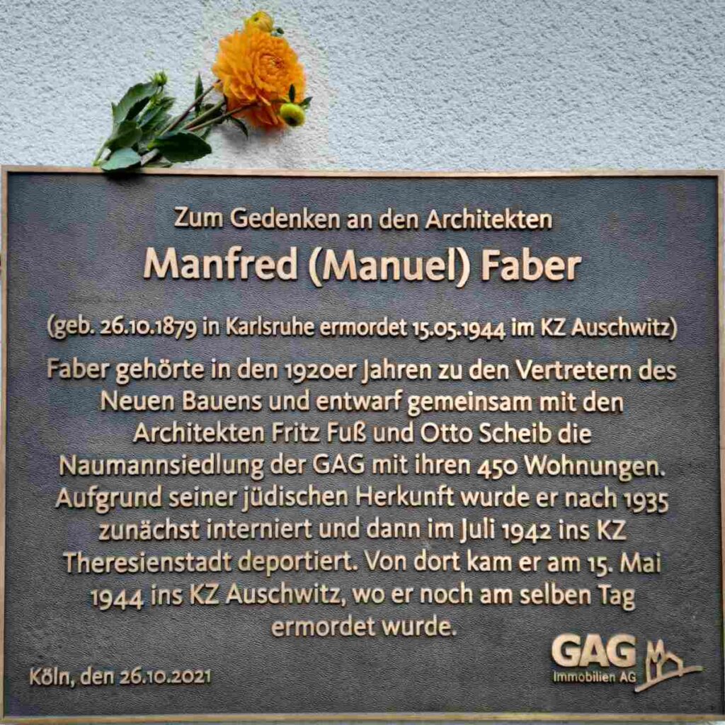 Die Gedenktafel für Manfred mit frischer Blumendeko zum Geburtstag