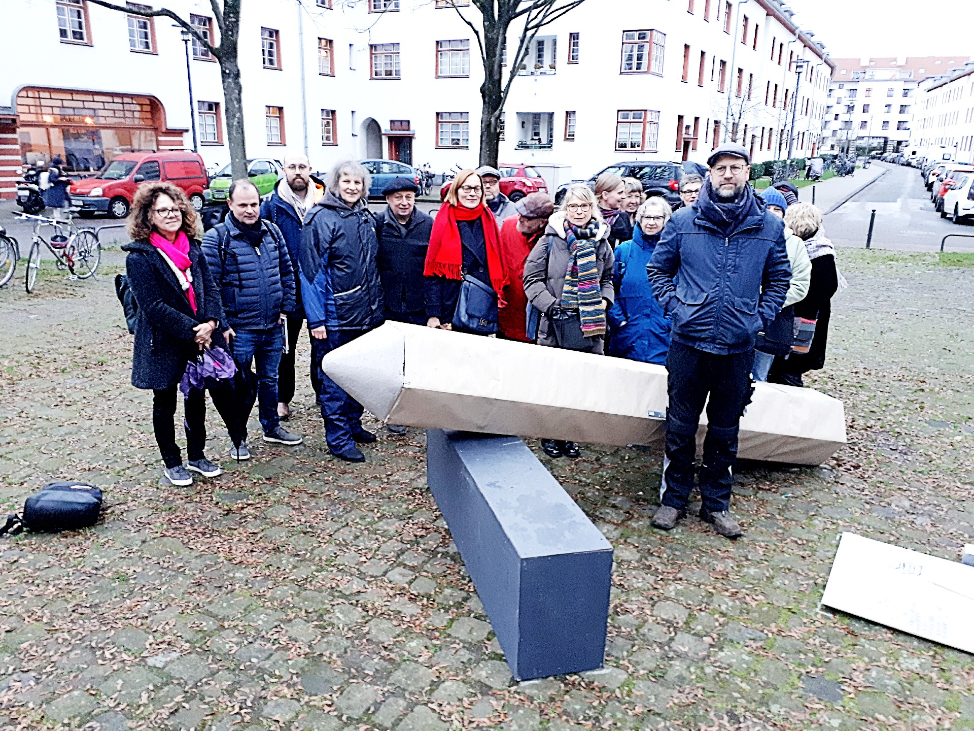 Das Gruppenfoto zeigt die Jury für das Kunstwerk für Manfred Faber mit dem Siegerentwurf auf dem Naumannplatz